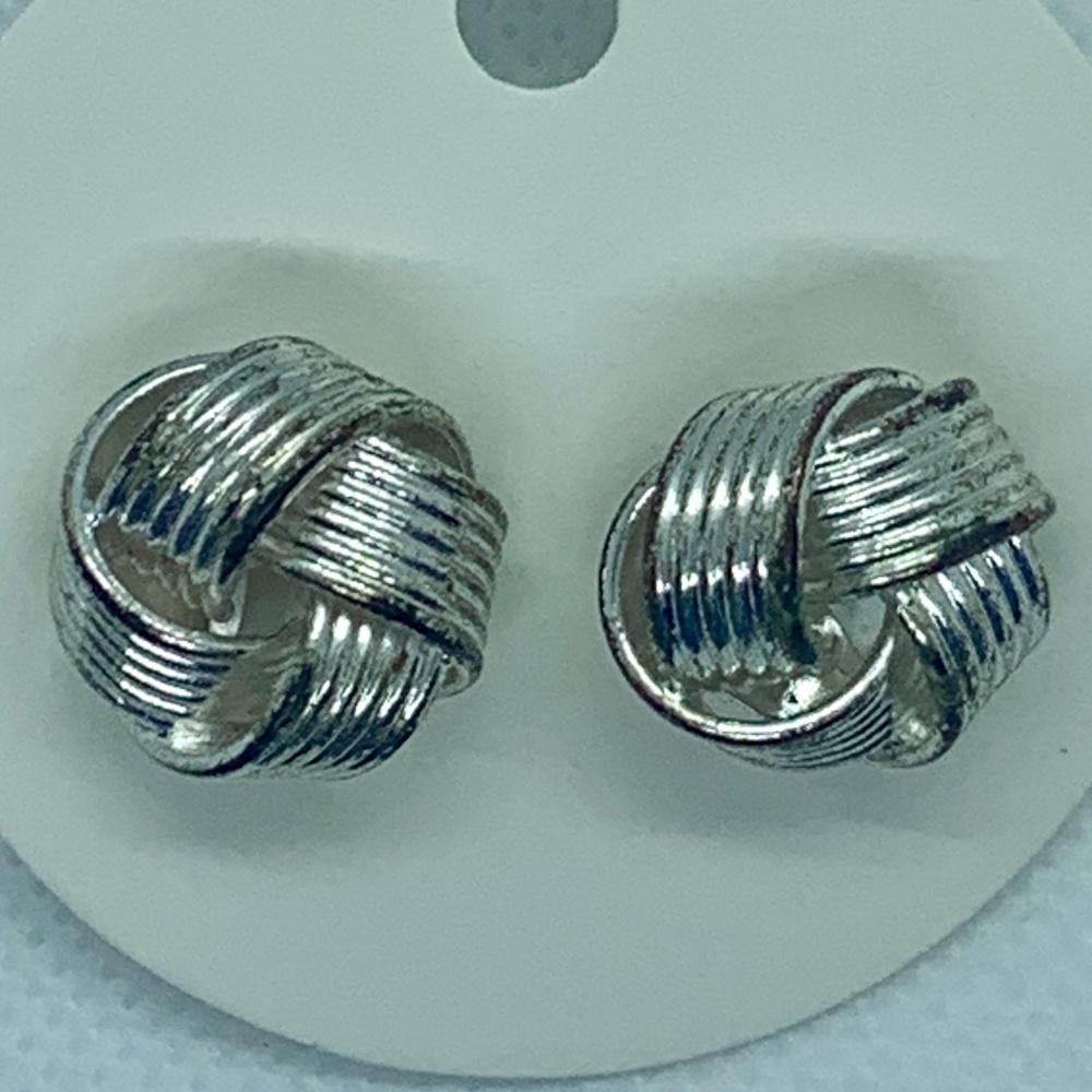 🦋 Silver knot studs